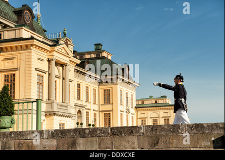 Königliche Garde marschiert um Drottningholm Palast, Stockholm. Stockfoto