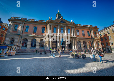 Touristen bewundern das alte Stockholmer Börsengebäude. Das Gebäude in der Altstadt ist die Heimat der schwedischen Akademie. Stockfoto