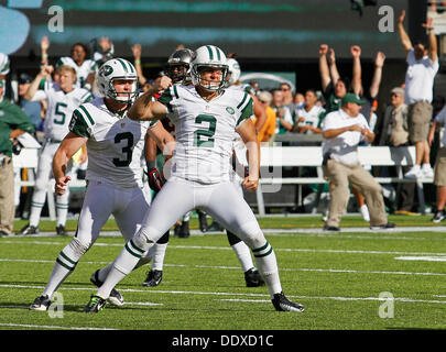East Rutherford, Florida, USA. 8. September 2013. DANIEL WALLACE | Times.New York Jets Kicker Nick Folk (2) feiert seine 48-Yard-Fieldgoal mit Robert Malone (3) geben die Jets ein 18-17 Sieg über die Tampa Bay Buccaneers MetLife Stadium in East Rutherford, New Jersey auf Sonntag, 8. September 2013. Bildnachweis: Daniel Wallace/Tampa Bucht Times/ZUMAPRESS.com/Alamy Live-Nachrichten Stockfoto