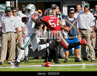 East Rutherford, Florida, USA. 8. September 2013. DANIEL WALLACE | Times.With schiebt 15 Sekunden verlassen, Tampa Bay Buccaneers Linebacker Lavonte David (54) New York Jets Quarterback Geno Smith (7) außerhalb des zulässigen Bereichs im vierten Quartal im MetLife Stadium in East Rutherford, New Jersey auf Sonntag, 8. September 2013. Die daraus resultierende 15-Yard persönliches Foul war genug, um die Düsen im Bereich, einen 48-Yard Field Goal für eine 18-17 Sieg zu treten. Bildnachweis: Daniel Wallace/Tampa Bucht Times/ZUMAPRESS.com/Alamy Live-Nachrichten Stockfoto
