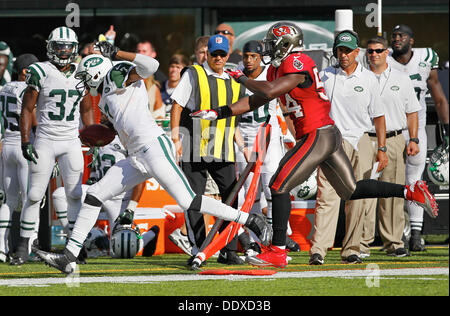 East Rutherford, Florida, USA. 8. September 2013. DANIEL WALLACE | Times.With schiebt 15 Sekunden verlassen, Tampa Bay Buccaneers Linebacker Lavonte David (54) New York Jets Quarterback Geno Smith (7) außerhalb des zulässigen Bereichs im vierten Quartal im MetLife Stadium in East Rutherford, New Jersey auf Sonntag, 8. September 2013. Die daraus resultierende 15-Yard persönliches Foul war genug, um die Düsen im Bereich, einen 48-Yard Field Goal für eine 18-17 Sieg zu treten. Bildnachweis: Daniel Wallace/Tampa Bucht Times/ZUMAPRESS.com/Alamy Live-Nachrichten Stockfoto
