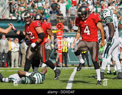 East Rutherford, Florida, USA. 8. September 2013. DANIEL WALLACE | Times.Tampa Bay Buccaneers Kicker Rian Lindell (4) feiert treten einen 37-Yard Field Goal, die Bucs eine 17-15-Führung im vierten Quartal gegen die New York Jets im MetLife Stadium in East Rutherford, New Jersey auf Sonntag, 8. September 2013 geben. Die Jets gewann 18-17. Bildnachweis: Daniel Wallace/Tampa Bucht Times/ZUMAPRESS.com/Alamy Live-Nachrichten Stockfoto