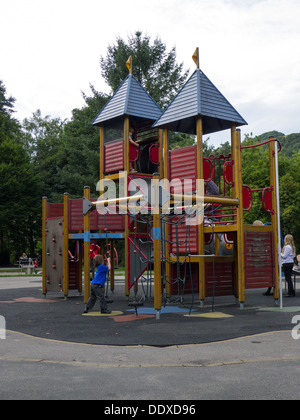 Kinder Spielplatz Klettergerüst Stockfoto