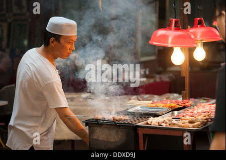 Hui-Muslime bereitet Speiselokal in der berühmten Muslim Street in Xian, China. Stockfoto