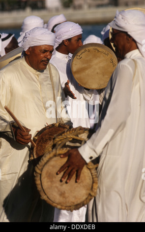 Männer in traditioneller Tanz, Dubai, Vereinigte Arabische Emirate. Stockfoto