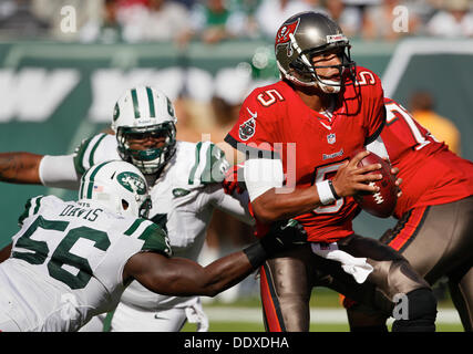 East Rutherford, Florida, USA. 8. September 2013. DANIEL WALLACE | Times.Tampa Bay Buccaneers Quarterback Josh Freeman (5) ist in einer unvollständigen Pass im vierten Quartal gegen die New York Jets im MetLife Stadium in East Rutherford, New Jersey auf Sonntag, 8. September 2013 unter Druck gesetzt. Die Jets gewann 18-17. Bildnachweis: Daniel Wallace/Tampa Bucht Times/ZUMAPRESS.com/Alamy Live-Nachrichten Stockfoto