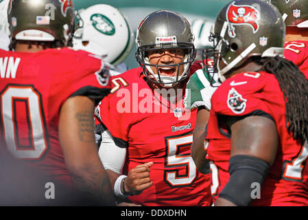 East Rutherford, Florida, USA. 8. September 2013. DANIEL WALLACE | Times.As Offensive Donald Penn (70), links, zu bekämpfen und Davin Joseph (75) Stand-by, Tampa Bay Buccaneers Quarterback Josh Freeman (5) schreit nach im vierten Quartal als die Tampa Bay Buccaneers entlassen die New York Jets im MetLife Stadium in East Rutherford, New Jersey auf Sonntag, 8. September 2013 spielen zu schützen. Die Jets gewann 18-17. Bildnachweis: Daniel Wallace/Tampa Bucht Times/ZUMAPRESS.com/Alamy Live-Nachrichten Stockfoto