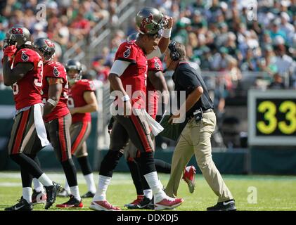 East Rutherford, Florida, USA. 8. September 2013. DANIEL WALLACE | Times.Tampa Bay Buccaneers Quarterback Josh Freeman (5) reißt seinen Helm ab, nachdem man drei und im dritten Quartal gegen die New York Jets im MetLife Stadium in East Rutherford, New Jersey auf Sonntag, 8. September 2013. Die Jets gewann 18-17. Bildnachweis: Daniel Wallace/Tampa Bucht Times/ZUMAPRESS.com/Alamy Live-Nachrichten Stockfoto
