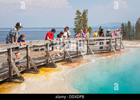 Touristen anzeigen in West Thumb Geyser Basin, Yellowstone-Nationalpark, Wyoming Black Pool Stockfoto
