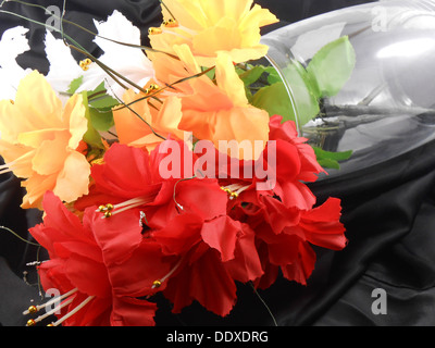 Weiße, rote und gelbe Blumen in Glasvase Stockfoto