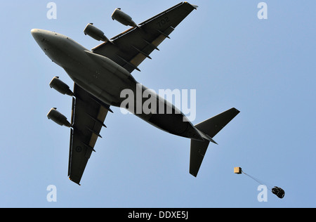 Ein Frachtflugzeug der Royal Canadian Air Force c-17 Globemaster III fällt eine Nutzlast mit dem Fallschirm über eine Drop-Zone 17. August 2013 an Fort Polk, Louisiana Stockfoto