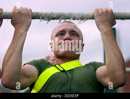 Eine 19-Year-Old Marine rekrutieren Stämme auf Pull-Ups während des Trainings im Marine Corps Recruit Depot 22. Juli 2013 in Parris Island, SC. Stockfoto