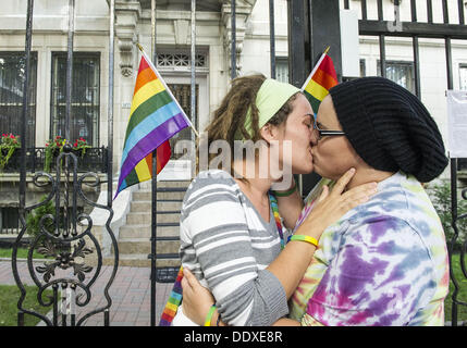 Montreal, Quebec, Kanada. 8. September 2013. Dutzende von Menschen inszenieren ein Kuss-in vor dem russischen Konsulat in Montreal Russlands Anti-Homosexuell Gesetze im Vorfeld zu den Olympischen Winterspielen 2014 Sotschi zu protestieren. Die Veranstaltung war eine von 50 geplant in den Städten rund um den Globus. Bildnachweis: PJ Heller/ZUMAPRESS.com/Alamy Live-Nachrichten Stockfoto