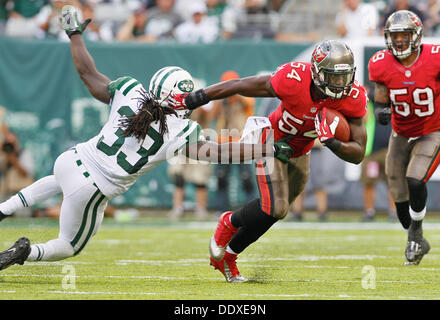East Rutherford, Florida, USA. 8. September 2013. DANIEL WALLACE | Times.Tampa Bay Buccaneers Linebacker Lavonte David (54) fängt einen Pass im zweiten Quartal wieder sieben yards als New York Jets Runningback Chris Ivory (33) Versuche, ihn am MetLife Stadium in East Rutherford, New Jersey auf Sonntag, 8. September 2013 zu stoppen. Bildnachweis: Daniel Wallace/Tampa Bucht Times/ZUMAPRESS.com/Alamy Live-Nachrichten Stockfoto