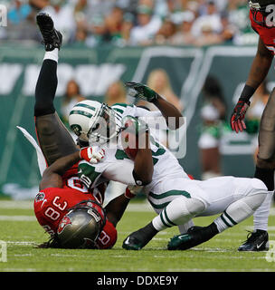 East Rutherford, Florida, USA. 8. September 2013. DANIEL WALLACE | Times.Tampa Bay Buccaneers Sicherheit Dashon Goldson (38) zieht die New York Jets Wide Receiver Santonio Holmes (10) auf den Rasen im zweiten Quartal im MetLife Stadium in East Rutherford, New Jersey auf Sonntag, 8. September 2013. Bildnachweis: Daniel Wallace/Tampa Bucht Times/ZUMAPRESS.com/Alamy Live-Nachrichten Stockfoto