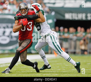East Rutherford, Florida, USA. 8. September 2013. DANIEL WALLACE | Times.Tampa Bay Buccaneers Wide Receiver Vincent Jackson (83) kämpft für seine sieben Yards gegen die New York Jets Sicherheit Antonio Allen (39) im ersten Quartal im MetLife Stadium in East Rutherford, New Jersey auf Sonntag, 8. September 2013. Bildnachweis: Daniel Wallace/Tampa Bucht Times/ZUMAPRESS.com/Alamy Live-Nachrichten Stockfoto