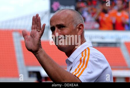 Houston, Texas, USA. 8. September 2013. SEP 08 2013: Houston Dynamo Trainer Dominic Kinnear Wellen an die Fans vor der regulären Saison der MLS match zwischen Houston Dynamo und die New York Red Bulls von BBVA Compass Stadion in Houston, Texas. Bildnachweis: Csm/Alamy Live-Nachrichten Stockfoto