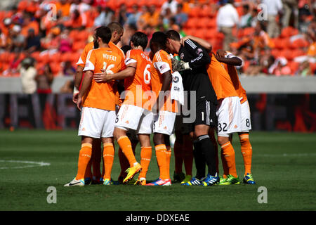 Houston, Texas, USA. 8. September 2013. SEP 08 2013: The Houston Dynamo Vorspeisen drängen zusammen vor dem Anpfiff des Spiels MLS Saison zwischen Houston Dynamo und die New York Red Bulls von BBVA Compass Stadion in Houston, Texas. Bildnachweis: Csm/Alamy Live-Nachrichten Stockfoto