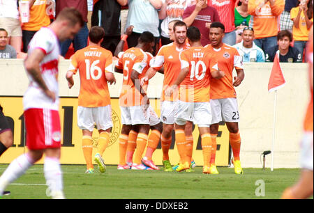 Houston, Texas, USA. 8. September 2013. SEP 08 2013: Mitglieder von Houston Dynamo feiern ihr Spiel-Kopplung Ziel in der ersten Hälfte während des MLS-Saison-Spiels zwischen Houston Dynamo und die New York Red Bulls von BBVA Compass Stadion in Houston, TX. Bildnachweis: Csm/Alamy Live-Nachrichten Stockfoto