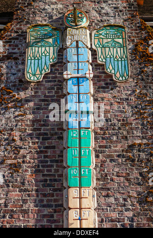 Totempfahl Regenmesser am Lake Quinault Lodge, Olympic Nationalpark Stockfoto