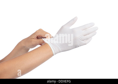 Frau Hände anziehen eine Latex Handschuhe isoliert auf weißem Hintergrund Stockfoto