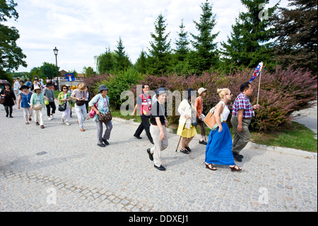 Touristen aus Japan in Kazimierz Dolny, einer Stadt in Zentralpolen. Stockfoto