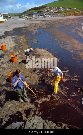 Der Strand in der Nähe von Thurlestone aufräumen, nach einer Ölpest vor der Küste von South Devon. 1990 Stockfoto