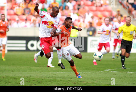 Houston, Texas, USA. 8. September 2013. SEP 08 2013: Houston Dynamo Verteidiger Warren Creavalle #5 versucht, Besitz des Balles während des MLS-Saison-Spiels zwischen Houston Dynamo und die New York Red Bulls von BBVA Compass Stadion in Houston, TX zu gewinnen. Bildnachweis: Csm/Alamy Live-Nachrichten Stockfoto
