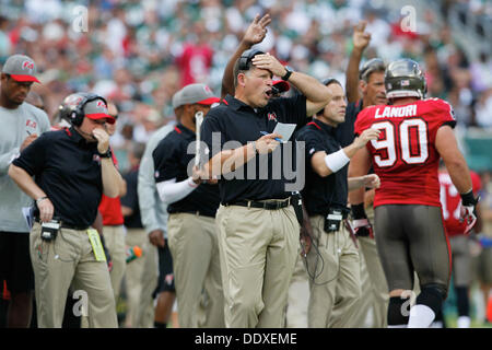 East Rutherford, Florida, USA. 8. September 2013. DANIEL WALLACE | Times.Tampa Bay Buccaneers Cheftrainer Greg Schiano legt seine Hand auf die Stirn, als seine Verteidigung gegen die New York Jets im ersten Quartal im MetLife Stadium in East Rutherford, New Jersey auf Sonntag, 8. September 2013 geht. Bildnachweis: Daniel Wallace/Tampa Bucht Times/ZUMAPRESS.com/Alamy Live-Nachrichten Stockfoto