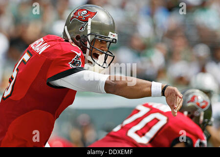East Rutherford, Florida, USA. 8. September 2013. DANIEL WALLACE | Times.Tampa Bay Buccaneers quarterback Josh Freeman (5) schreit auf seine offensive Linie im ersten Quartal gegen die New York Jets im MetLife Stadium in East Rutherford, New Jersey auf Sonntag, 8. September 2013. Bildnachweis: Daniel Wallace/Tampa Bucht Times/ZUMAPRESS.com/Alamy Live-Nachrichten Stockfoto