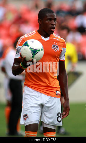 Houston, Texas, USA. 8. September 2013. SEP 08 2013: Houston Dynamo Verteidiger Kofi Sarkodie #8 sieht um einen Einwurf in der MLS regular Season match zwischen Houston Dynamo und die New York Red Bulls von BBVA Compass Stadion in Houston, Texas zu machen. Bildnachweis: Csm/Alamy Live-Nachrichten Stockfoto