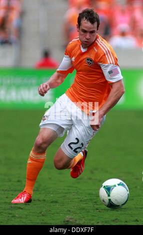 Houston, Texas, USA. 8. September 2013. SEP 08 2013: Houston Dynamo Mittelfeldspieler Brian Ownby #22 fördert den Ball nach vorne während des MLS-Saison-Spiels zwischen Houston Dynamo und die New York Red Bulls von BBVA Compass Stadion in Houston, Texas. Bildnachweis: Csm/Alamy Live-Nachrichten Stockfoto