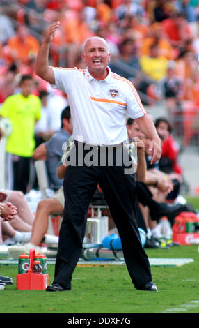 Houston, Texas, USA. 8. September 2013. SEP 08 2013: Houston Dynamo Trainer Dominic Kinnear schreit der Schiedsrichter während des MLS-Saison-Spiels zwischen Houston Dynamo und die New York Red Bulls von BBVA Compass Stadion in Houston, TX. Bildnachweis: Csm/Alamy Live-Nachrichten Stockfoto