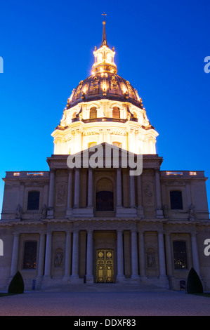 Die glitzernden reich verzierte goldene Kuppel über dem Hôtel des Invalides, beleuchtet bei Nacht. Diese große Barockkirche befindet sich Napoleons Grab. Paris, Frankreich. Stockfoto