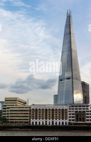 Die Scherbe (aka der Shard London Bridge, und ehemals London Bridge Tower) und London Bridge Hospital aus über die Themse Stockfoto