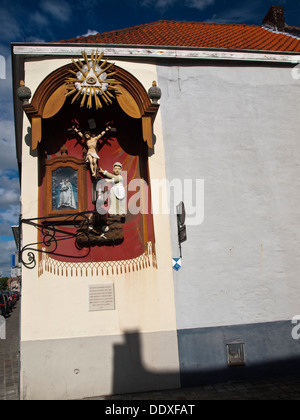 Brügge-Straße Haus mit Christus in der Cross Darstellung an der Wand Stockfoto