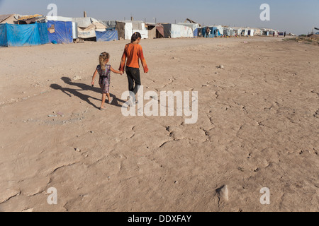 Domuz, Duhok Provinz - Nord-Irak (autonome Region Kurdistan) - domuz Flüchtlinge Camp Kinder zu Fuß in das Lager in einem dürren Boden Stockfoto