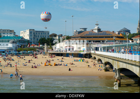 Ein Schuss von Bournemouth Beach Pier im Sommer in der südlichen englischen Grafschaft Dorset entnommen. Stockfoto