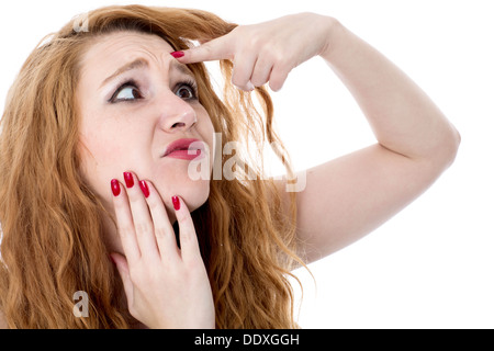 -Modell veröffentlicht. Junge Frau machen ein lustiges Gesicht Stockfoto
