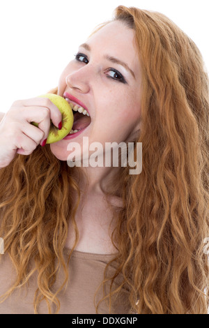 Model Released. Junge Frau das Essen einer Green Apple Stockfoto