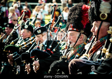 Braemar, Schottland, Vereinigtes Königreich. 7. September 2013: Ein Dudelsackkapelle konkurriert marschieren während der jährlichen Braemer Highland Games in The Princess Royal und Duke of Fife Memorial Park Stockfoto