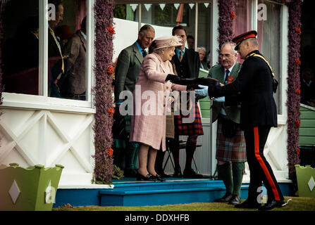 Braemar, Schottland, Vereinigtes Königreich. 7. September 2013: HM The Queen Award Gewinner in der Schlepper-Krieg-Wettbewerb während der jährlichen Braemer Highland Games in The Princess Royal und Duke of Fife Memorial Park Stockfoto