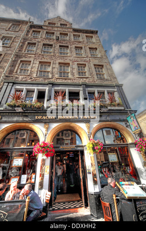 Diakon Brodies Taverne, Royal Mile, EDN, Stadt von Edinburgh, Scotland, UK - mit Trinker Stockfoto