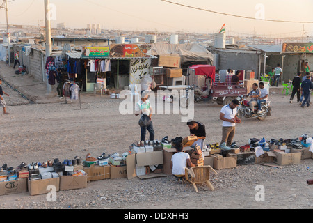 Domuz, Duhok Provinz - Nordirak (Irakisch-Kurdistan) - domuz Flüchtlinge Camp Schuhe Lieferanten an der Hauptstraße des Lagers Stockfoto