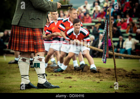 Braemar, Schottland, Vereinigtes Königreich. 7. September 2013: Ein Team kämpft in der Schlepper-Krieg-Wettbewerb während der jährlichen Braemer Highland Games in The Princess Royal und Duke of Fife Memorial Park Stockfoto