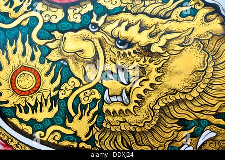 Goldener Drache Malerei an der Tür im chinesischen Tempel Stockfoto