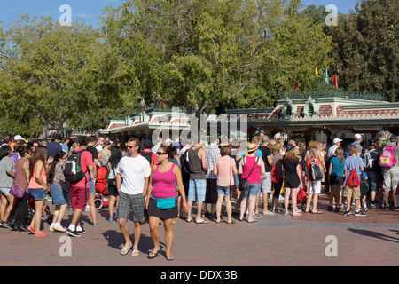 Disneyland Resort, Freizeitpark, Eingang zum magischen Morgen Extra Magic Hour, Warteschlange, Kalifornien Stockfoto