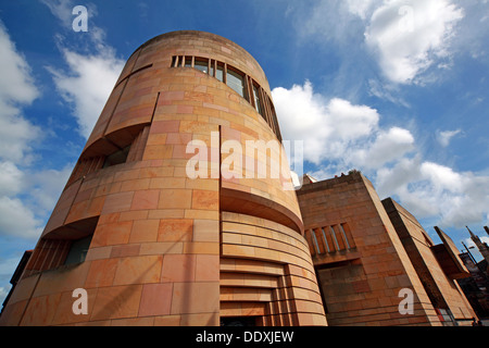 National Museum of Scotland, neue Außenarchitektur, mit blauem Sommerhimmel, Chambers St, Edinburgh Altstadt, Schottland, Großbritannien, EH1 1JF Stockfoto