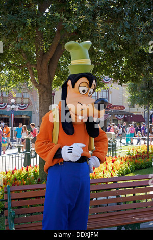 Goofy Disney-Figur auf der Main Street, Disneyland Resort, Anaheim, Kalifornien Stockfoto