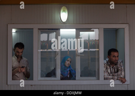 Domuz, Duhok Provinz - Nord-Irak (autonome Region Kurdistan) - domuz Flüchtlinge Camp Menschen am Fenster der Kar-Grundschule. Stockfoto